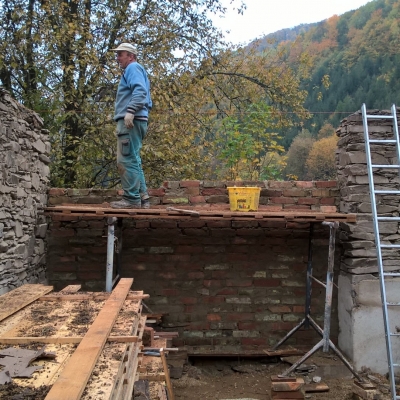 Dozdění zadní části po vratech