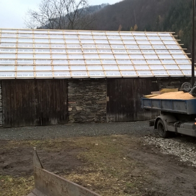 Dovoz první várky krmení do stodoly.
