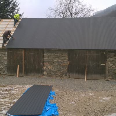Finišování v opravě stodoly.